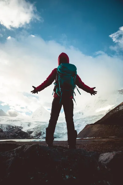 Framgångsrik Kvinna Backpacker Vandring Vinterbergen — Stockfoto