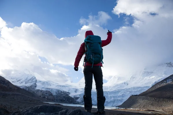 冬の山の中で強力な女性バックパッカーハイキング — ストック写真