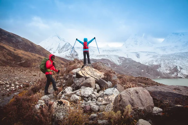 Due Escursioniste Escursioniste Sulle Montagne Invernali — Foto Stock
