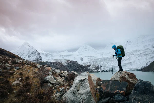 Mulher Caminhante Inverno Montanhas Alta Altitude — Fotografia de Stock
