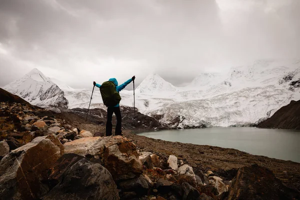 Cheering Woman Backpacker Hiking Winter High Altitude Mountains — Stock Photo, Image