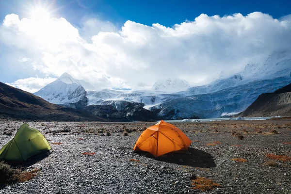 Kempování Výhledem Krásné Ledovcové Hory Tibetu Čína — Stock fotografie