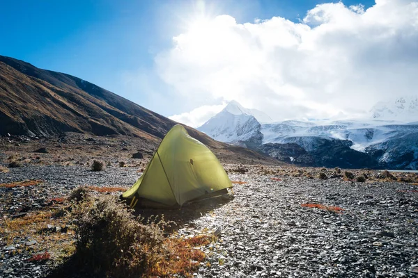 Tibet, Çin 'de güzel buzullu dağlara bakan bir kamp.