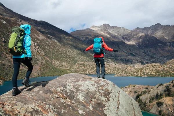 Dvě Ženy Backpackers Turistiky Krásné Zimní Hory — Stock fotografie