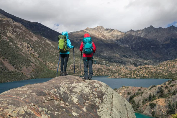 Due Donne Escursioniste Zaino Spalla Splendide Montagne Invernali — Foto Stock