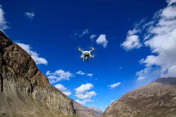 Uçan İHA, Tibet, Çin 'deki yüksek irtifa dağlarının fotoğrafını çekiyor.