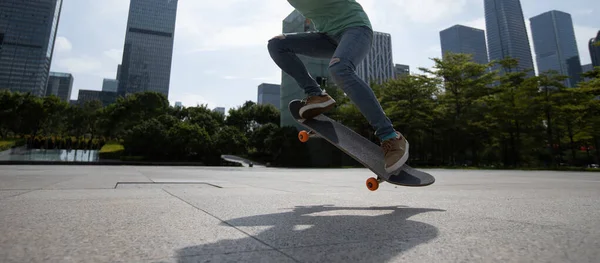 Mujer Asiática Skateboarder Skate Ciudad Moderna — Foto de Stock