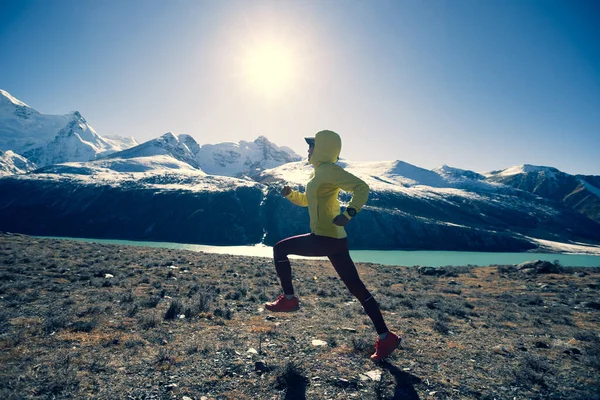 Vrouw Trail Loper Cross Country Hardlopen Winter Bergen — Stockfoto