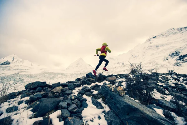 Vrouw Trail Loper Cross Country Lopen Tot Winter Sneeuw Berg — Stockfoto