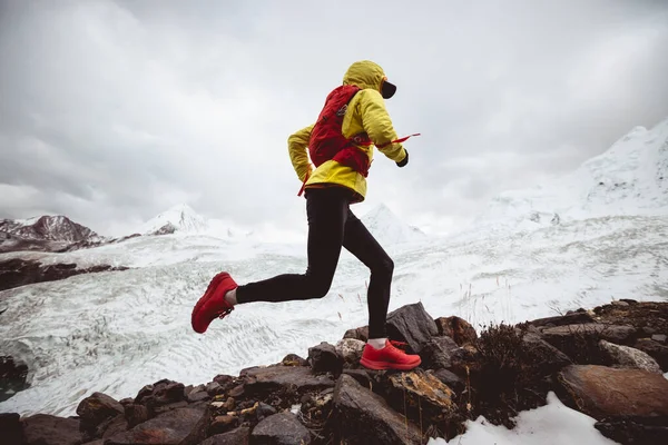 Mujer Trail Runner Cross Country Running Winter Snow Mountain Top —  Fotos de Stock