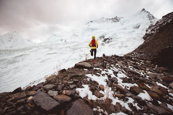 Mulher Corredor Trilha Atravessar País Correndo Até Inverno Neve Topo — Fotografia de Stock