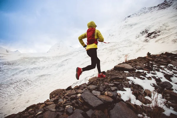 Kvinna Spår Löpare Längdåkning Kör Upp Till Vinter Snö Bergstopp — Stockfoto