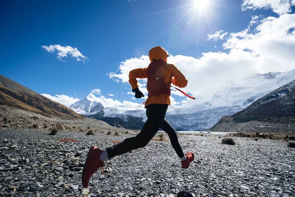 Mulher Corredor Trilha Atravessar País Correndo Alta Altitude Natureza Inverno — Fotografia de Stock