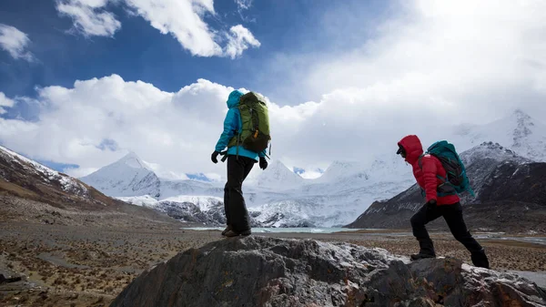 Two Women Hikers Hiking Winter High Altitude Mountains — Stock Photo, Image