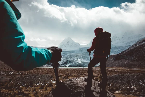 Due Escursioniste Escursioniste Inverno Montagne Alta Quota — Foto Stock
