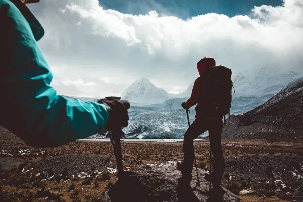 Dos Mujeres Excursionistas Senderismo Invierno Montañas Gran Altitud — Foto de Stock