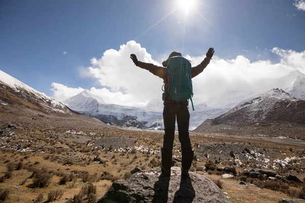 Animar Mujer Excursionista Senderismo Las Montañas Nieve Invierno — Foto de Stock