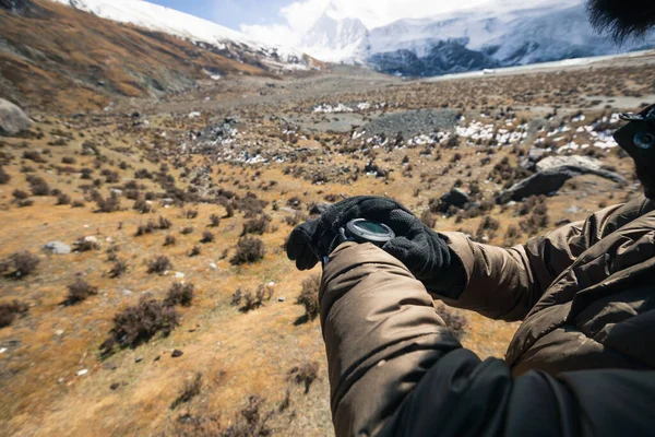 Kışın Tibet Kadın Yürüyüşçü Akıllı Adımlarla Irtifayı Kontrol Ediyor — Stok fotoğraf