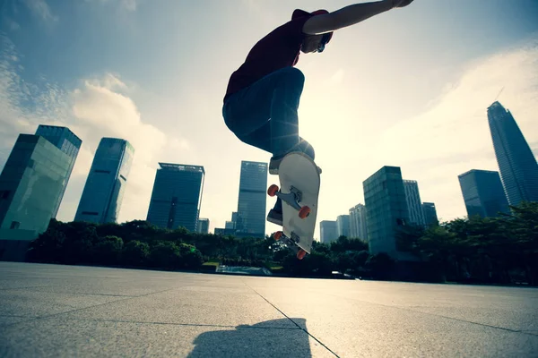 Modern şehirde Asyalı kaykaycı kadın.