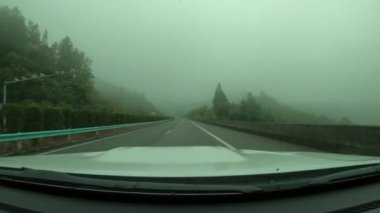 Yoldaki araba manzarası