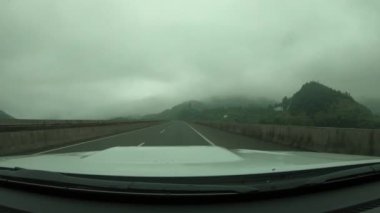 Yoldaki araba manzarası