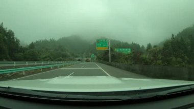 Yoldaki araba manzarası