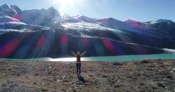 Donna Tenere Mani Alto Nelle Montagne Invernali — Video Stock