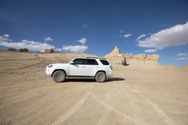 Çölde off-road araba sürmek