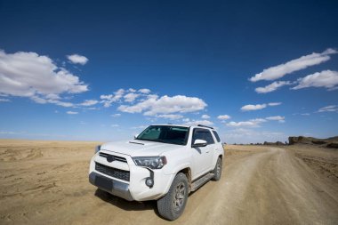 Çölde off-road araba sürmek