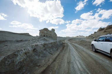Çölde off-road araba sürmek
