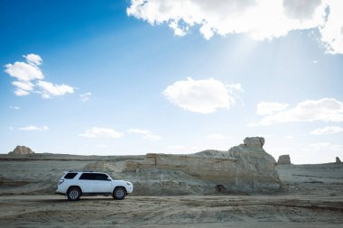 Çölde off-road araba sürmek