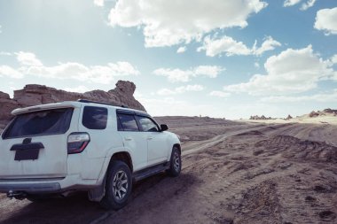 Çölde off-road araba sürmek