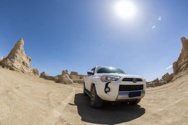 Qinghai, Çin - 2020 civarı: Çöldeki yolculukta Beyaz 2020 Toyota 4Runner geçidi 