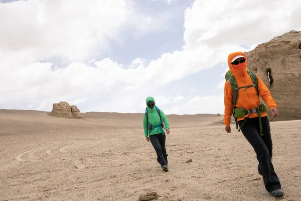 Twee Vrouwelijke Wandelaars Wandelen Zandwoestijn — Stockfoto