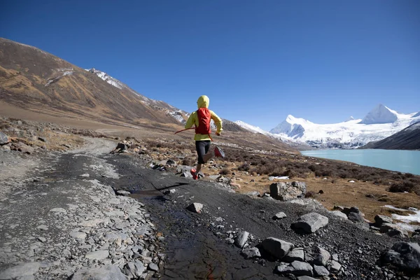 Γυναίκα Δρομέας Μονοπάτι Διασχίζουν Χώρα Τρέχει Μεγάλο Υψόμετρο Χειμώνα Φύση — Φωτογραφία Αρχείου