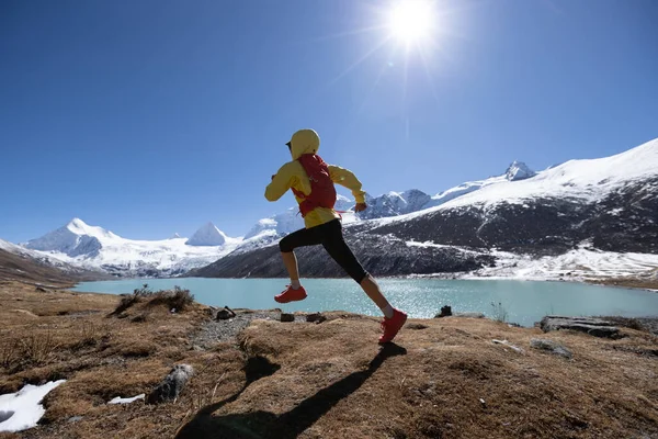 Mujer Trail Runner Cross Country Running Alta Altitud Invierno Naturaleza — Foto de Stock