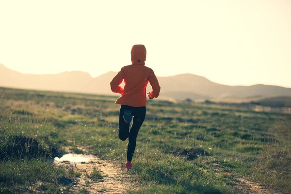 Kadın Koşucu Açık Havada Koşuyor — Stok fotoğraf