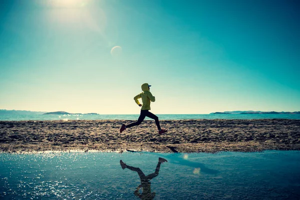 Woman Trail Runner Cross Country Running Winter Lakeside — Stock Photo, Image