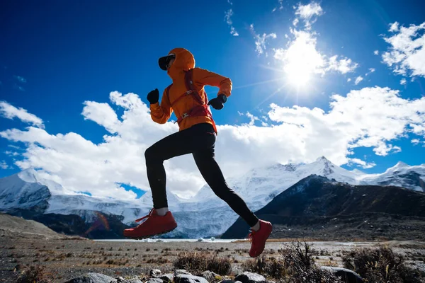 女子赛跑选手在高山冬季跑过国境 — 图库照片