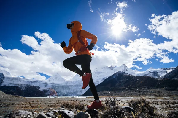 Mujer Trail Runner Cross Country Running High Altitude Winter Mountains — Foto de Stock