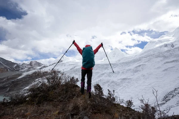 Succesvolle Vrouw Backpacker Uitgestrekte Ledematen Naar Fossiele Gletsjer Hoge Hoogte — Stockfoto