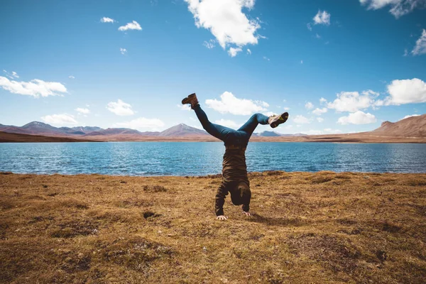 Gente Haciendo Handstand Pastizales Gran Altitud Orilla Del Lago — Foto de Stock
