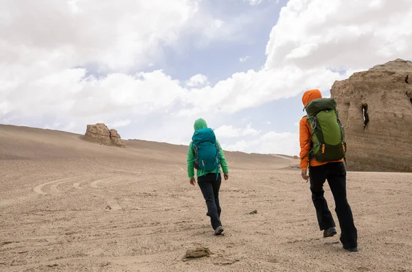 Twee Vrouwelijke Wandelaars Wandelen Zandwoestijn — Stockfoto