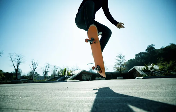 Asian Woman Skateboarder Skateboarding Outdoors — Stock Photo, Image