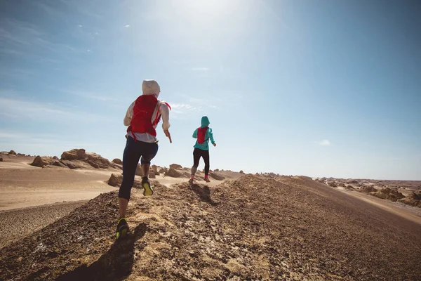 Dwie Kobiety Przemierzają Kraj Biegając Pustyni — Zdjęcie stockowe
