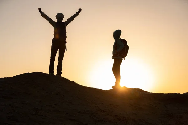 Due Donne Escursioniste Zaino Spalla Nel Deserto — Foto Stock