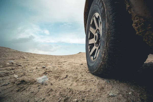 4Wd Voiture Tout Terrain Traversant Dans Désert Road Trip — Photo