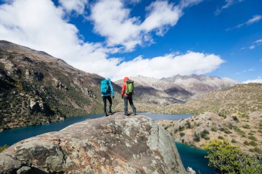 Güzel kış dağlarında yürüyüş yapan iki kadın gezgin.