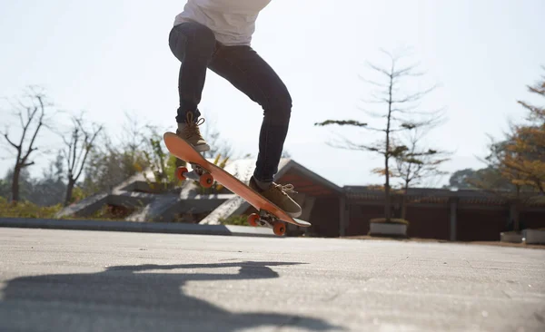 Azjatka Deskorolkarka Skateboarding Nowoczesnym Mieście — Zdjęcie stockowe