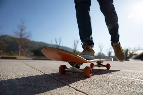 Skateboarder Skate Livre Manhã Ensolarada — Fotografia de Stock
